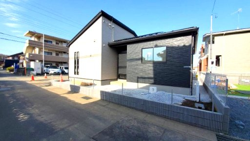 　深谷市上野台2期（平屋建て）　の前面道路含む現地写真