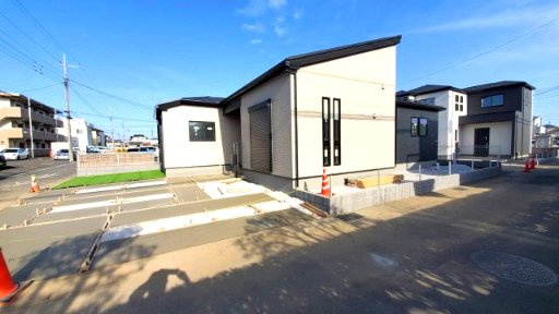 　深谷市上野台2期（平屋建て）　の前面道路含む現地写真