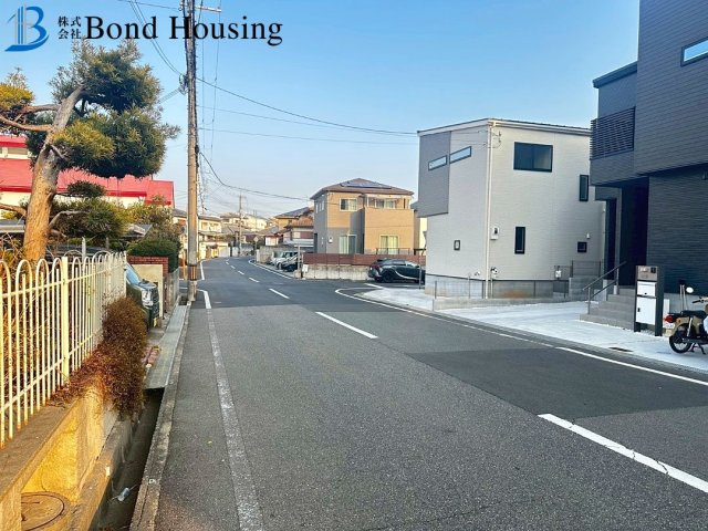 子育てグリーン住宅対象物件　高丘1丁目17-17　全2棟　B号棟の駐車場