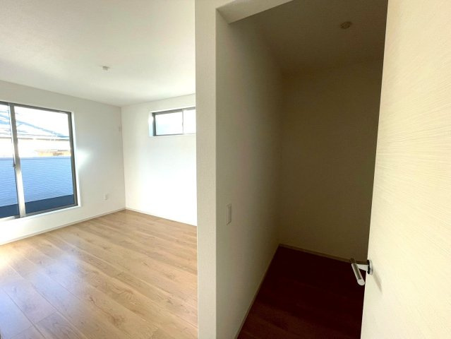 完成物件につき即入居可能●リビング２０帖の４ＬＤＫ●駐車２台ＯＫ●伏見区桃山与五郎町３期の洋室|ウォークインクローゼット