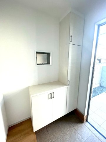 完成物件につき即入居可能●リビング２０帖の４ＬＤＫ●駐車２台ＯＫ●伏見区桃山与五郎町３期の玄関|シューズボックス