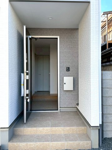 完成物件につき即入居可能●リビング２０帖の４ＬＤＫ●駐車２台ＯＫ●伏見区桃山与五郎町３期の玄関|玄関