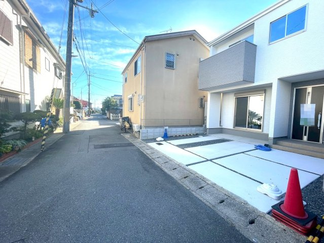 完成物件につき即入居可能●リビング２０帖の４ＬＤＫ●駐車２台ＯＫ●伏見区桃山与五郎町３期の前面道路含む現地写真|前道