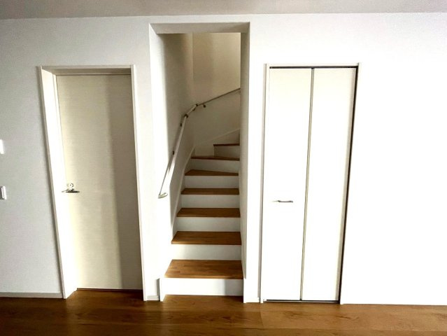 完成物件につき即入居可能●リビング２０帖の４ＬＤＫ●駐車２台ＯＫ●伏見区桃山与五郎町３期の居間・リビング|リビング階段