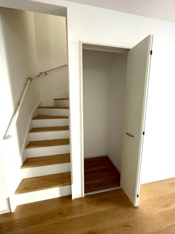 完成物件につき即入居可能●リビング２０帖の４ＬＤＫ●駐車２台ＯＫ●伏見区桃山与五郎町３期の居間・リビング|リビング収納