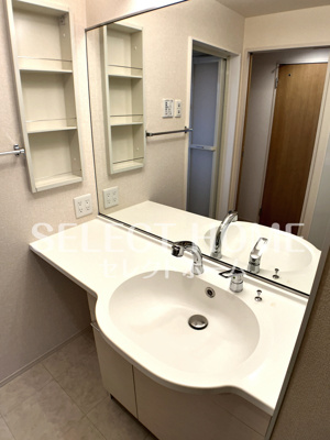 【独立洗面台】 | メゾンエスポワール | 同型タイプ独立洗面台、小物を置くことができて便利です