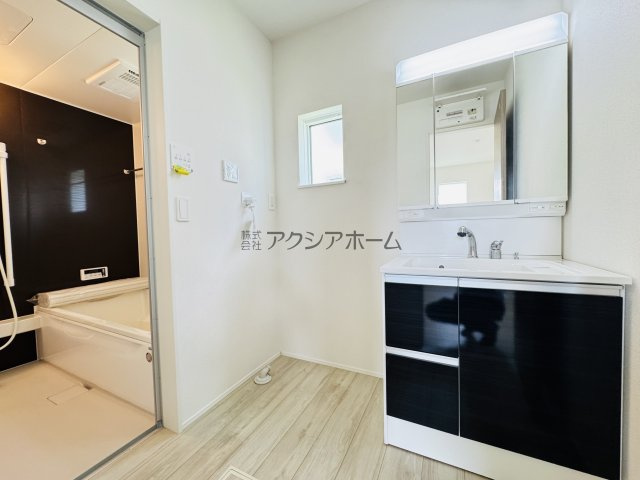 飯能市双柳・全8棟　新築一戸建　3号棟　～LDK21.3帖～の独立洗面台|温水シャワー付洗面化粧台