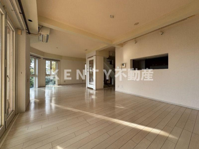 【居間・リビング】 | リバーサイド多摩川 | 使いやすい居間です