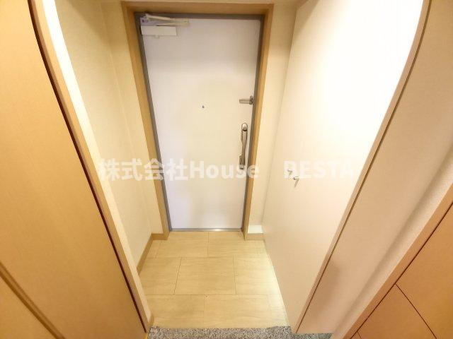 カスタリア三宮の玄関