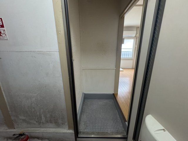神戸市垂水区城が山５丁目のアパートの玄関
