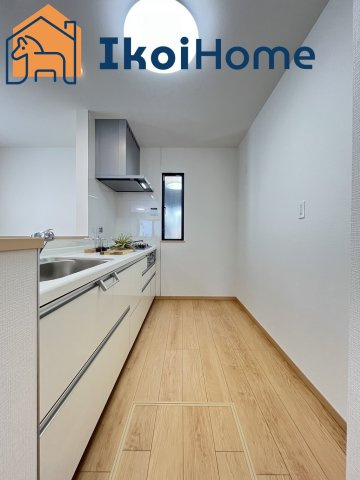 明石市大久保町高丘1丁目　新築戸建　A号棟のキッチン|◆同社施工例◆キッチンと同色のカップボードの設置依頼を承ることが多いです。お気軽にご相談下さいませ