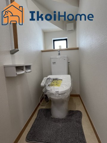 明石市大久保町高丘1丁目　新築戸建　A号棟のトイレ|◆同社施工例◆トイレが2か所あるので夜中も安心です。朝のトイレ渋滞も心配いりません。