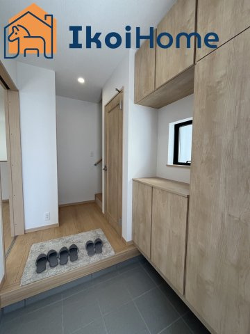 明石市大久保町高丘1丁目　新築戸建　A号棟の玄関|◆同社施工例◆玄関には靴をたくさん収納できるシューズボックスを完備しております！