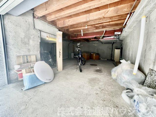 新高5丁目戸建の駐車場