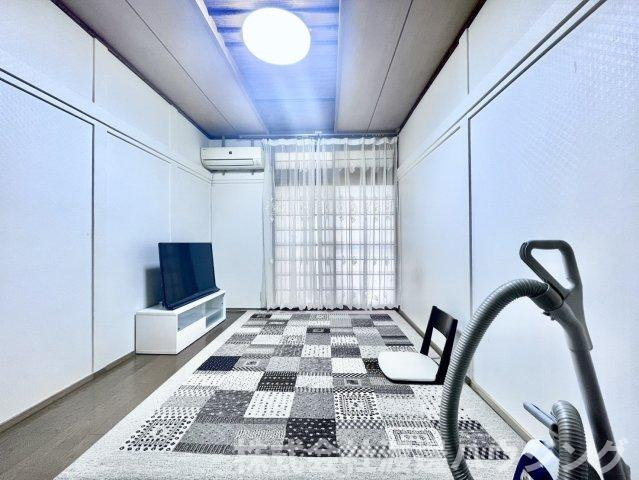 新高5丁目戸建の居間・リビング