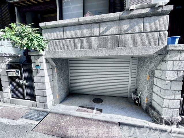 新高5丁目戸建の駐車場