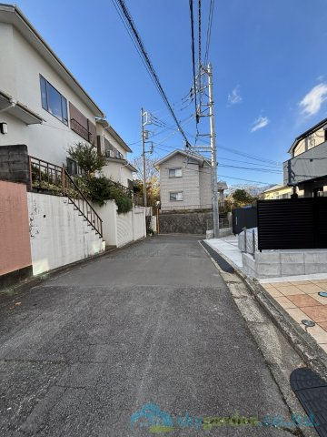 秦野市曲松1丁目　中古戸建の前面道路含む現地写真