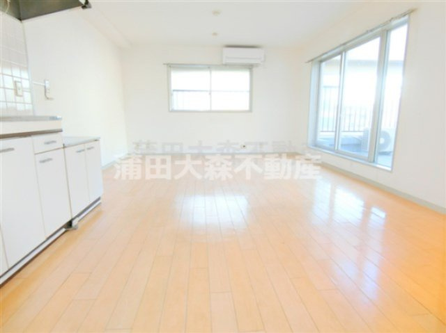 ルナハイツ蒲田の居間・リビング|北東角部屋2面採光の洋室10帖