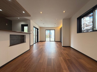 【居間・リビング】 | ◆ウッドデッキのある新築戸建◆ | LDK3点式ガス床暖房付