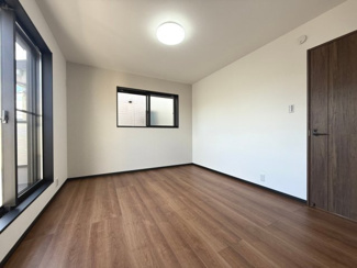 【洋室】 | ◆ウッドデッキのある新築戸建◆ | 書斎とウォークインクローゼットのある約7帖の洋室