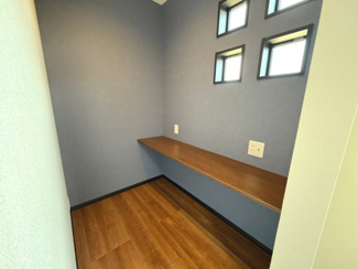 【内装】 | ◆ウッドデッキのある新築戸建◆ | 飾り窓のある書斎