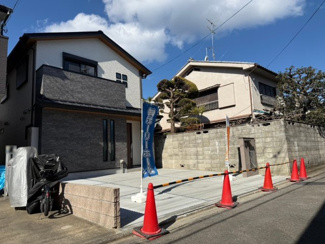 【前面道路含む現地写真】 | ◆ウッドデッキのある新築戸建◆ | イズミヤまで徒歩約9分、お買い物ラクラク