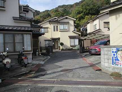 広島市西区己斐上2丁目　中古一戸建ての前面道路含む現地写真