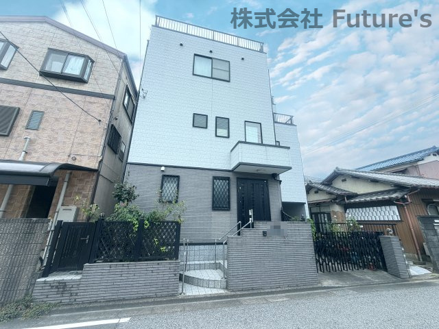 三郷市早稲田5丁目　中古戸建の外観|3階建てならではの眺望と開放感を楽しめる、ルーフバルコニー付です