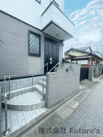 三郷市早稲田5丁目　中古戸建の玄関|玄関の写真です