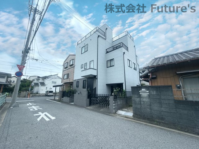 三郷市早稲田5丁目　中古戸建の前面道路含む現地写真|前面道路含む現地写真です。