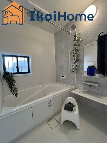 明石市大久保町高丘1丁目　新築戸建全2棟　B号棟の浴室|◆同社施工例◆足を伸ばしてご入浴いただけるゆったりとした浴槽です。ベンチタイプで半身浴も可能です。