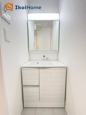 明石市大久保町高丘1丁目　新築戸建全2棟　B号棟の洗面所|【ホームページに現地動画掲載中】●年中無休：当日予約可●お化粧をする時に便利な３面鏡。