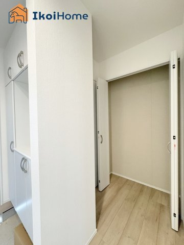 明石市大久保町高丘1丁目　新築戸建全2棟　B号棟の収納|【ホームページに現地動画掲載中】●年中無休：当日予約可●玄関横には広い空間で収納もあります！