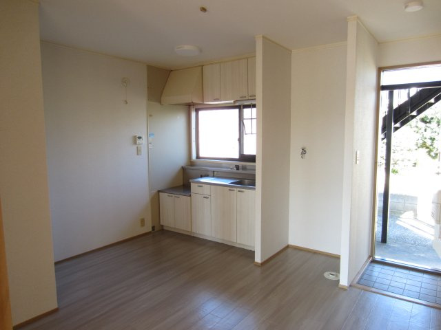 ひたちなか市高場４丁目のアパートの居間・リビング|キッチンの写真です。