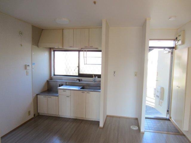 ひたちなか市高場４丁目のアパートの居間・リビング|キッチンの写真です。
