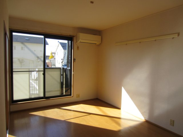 ひたちなか市高場４丁目のアパートのその他|洋室の写真です。陽当たり良好です。