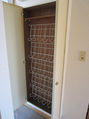ひたちなか市高場４丁目のアパートの玄関|収納の写真です。