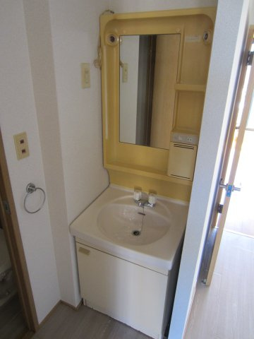 ひたちなか市高場４丁目のアパートの洗面所|洗面化粧台の写真です。