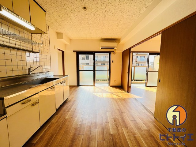 クイーン・ビーマンションの居間・リビング