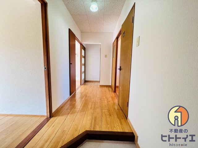 クイーン・ビーマンションの玄関