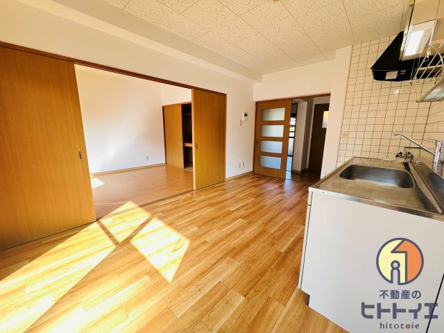 クイーン・ビーマンションの居間・リビング