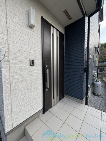 秦野市今泉　中古戸建の玄関