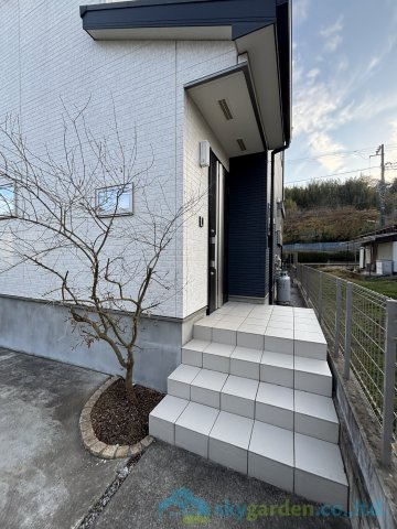 秦野市今泉　中古戸建の玄関