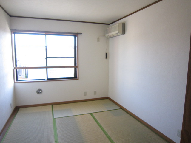 メゾンドエピナールの居間・リビング|別部屋の写真です