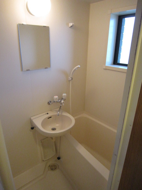 メゾンドエピナールの浴室|別部屋の写真です