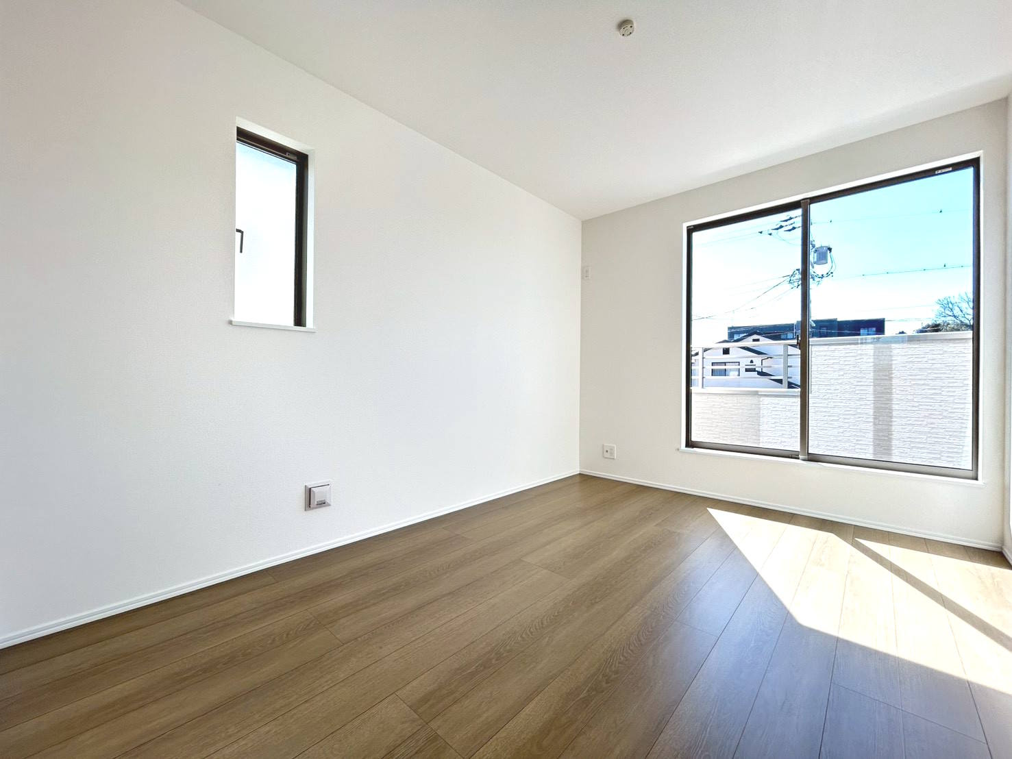 ハートフルタウン　一宮市浅井町5期　全3区画分譲の洋室|木目の美しさを際立たせるシンプルデザインで、室内に落ち着きと安らぎを与えてくれます。