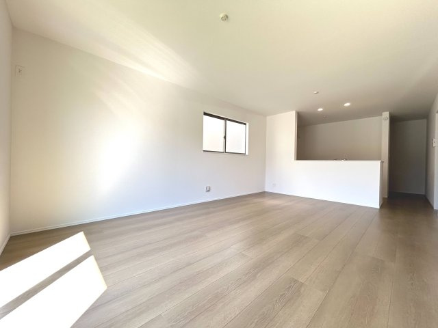 ハートフルタウン　一宮市浅井町5期　全3区画分譲の居間・リビング|フローリング材には木目調で木材特有の風合いがあり、ナチュラルな美しさになっています。