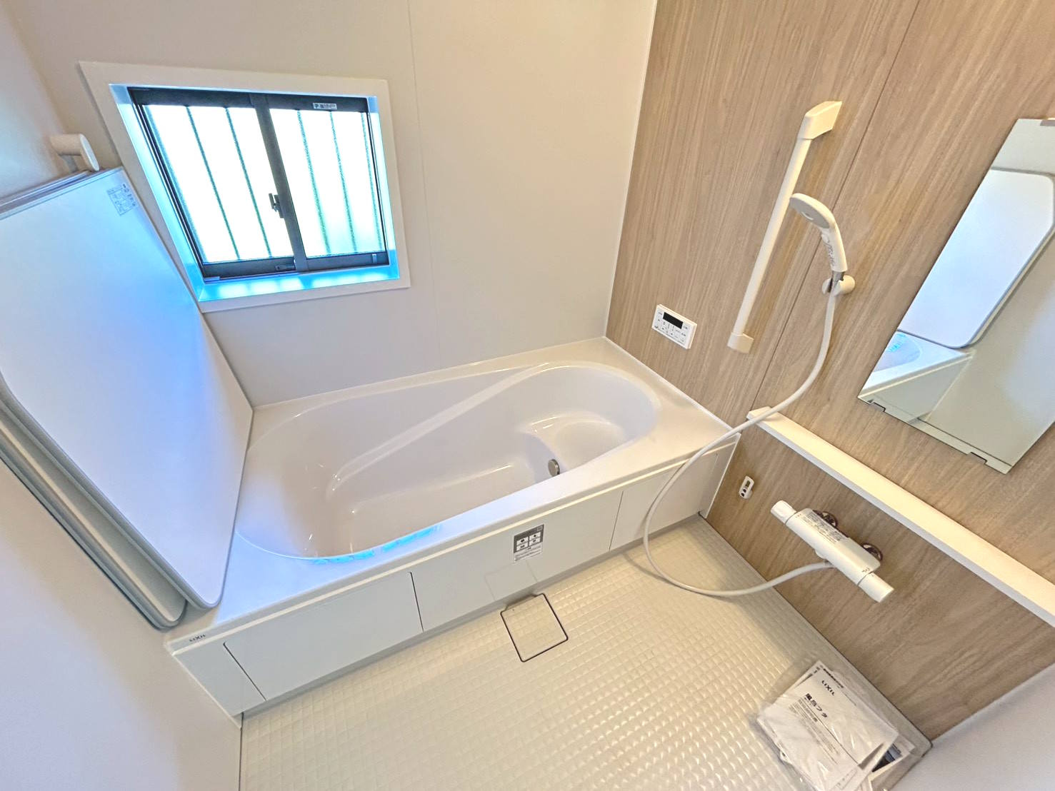 ハートフルタウン　一宮市浅井町5期　全3区画分譲の浴室|明るく清潔なバスルームで、保温浴槽を使用しており４時間たっても湯温低下は約2.5度の省エネ仕様です。