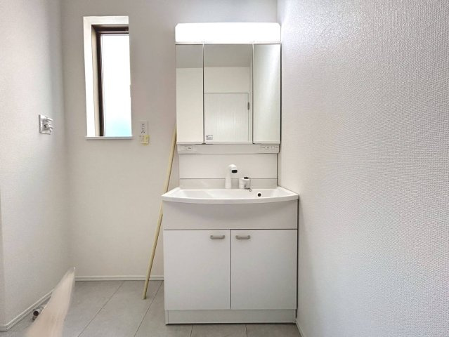 ハートフルタウン　一宮市浅井町5期　全3区画分譲の独立洗面台|奥行約420mmのコンパクト設計で従来品と異なり洗面ボウルの成型の精度が高い為スッキリ納まります。