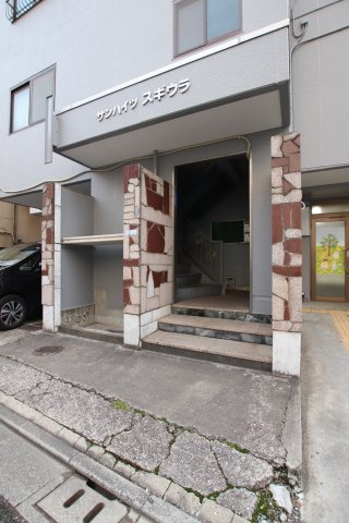 サンハイツ・スギウラのエントランス